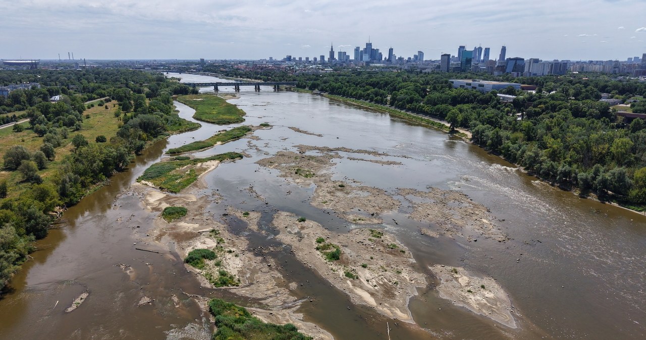 Rekordowo niski poziom Wisły w Warszawie. Galeria