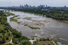 Rekordowo niski poziom Wisły w Warszawie. Galeria