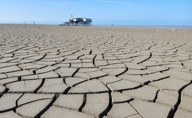 Rekordowo niski poziom wody w Morzu Kaspijskim. Co jest tego powodem?
