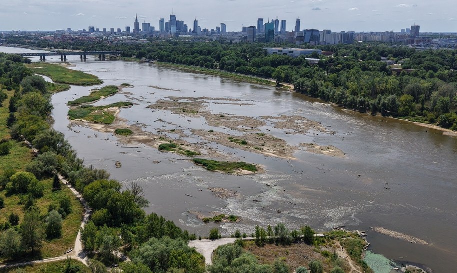 Rekordowo niski stan wody w Wiśle w Warszawie / 	Leszek Szymański    /PAP