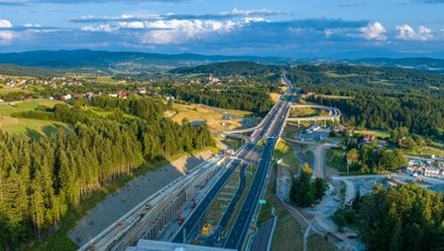 ​Rekordowy ruch w tunelu na zakopiance! Tysiące turystów zmierza pod Tatry