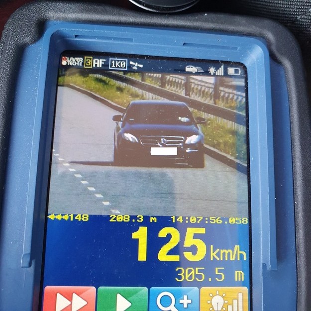 Rekordzista jechał mercedesem z prędkością 125 km/h, w miejscu gdzie obowiązuje ograniczenie do 70 km/h /Policja Łódź /