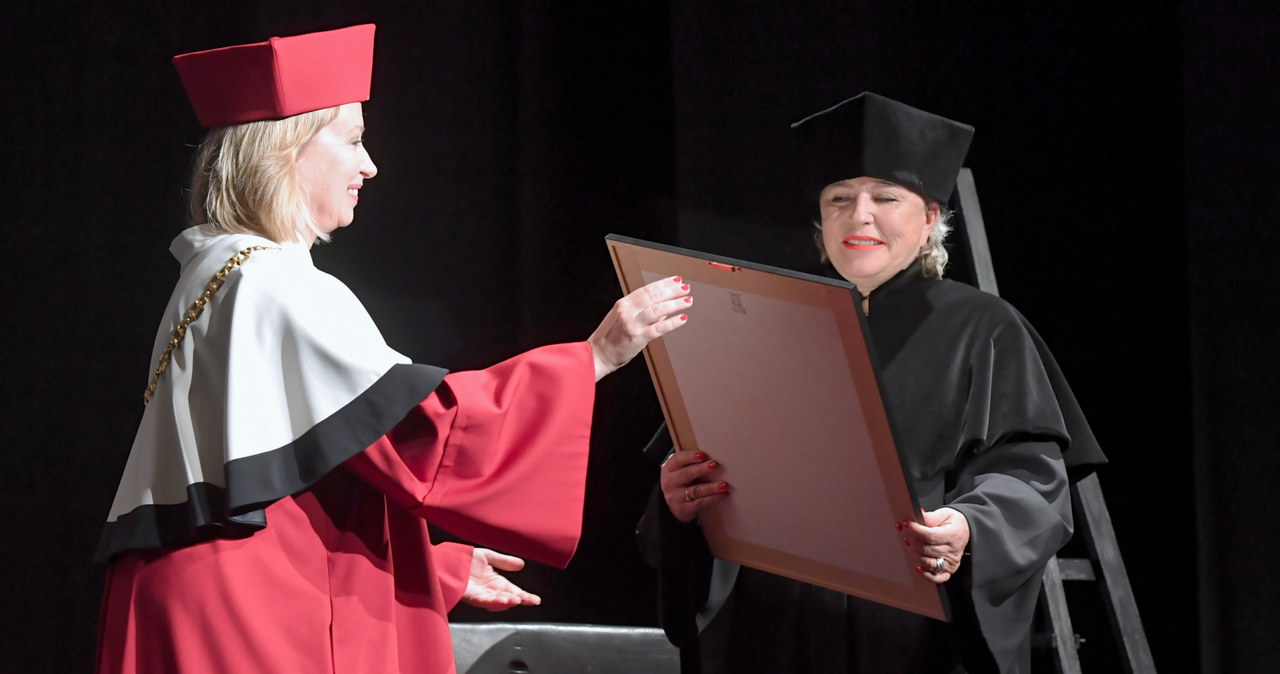 Rektor Dorota Segda (L) oraz aktorka Krystyna Janda (P) podczas Inauguracji roku akademickiego w Akademii Sztuk Teatralnych w Krakowie, /	Jacek Bednarczyk   /PAP