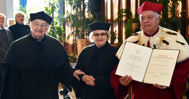 Rektor UP w Krakowie - prof. Michał Śliwa (P) z Andrzejem Wajdą (L) i Krystyną Zachwatowicz (C) /PAP