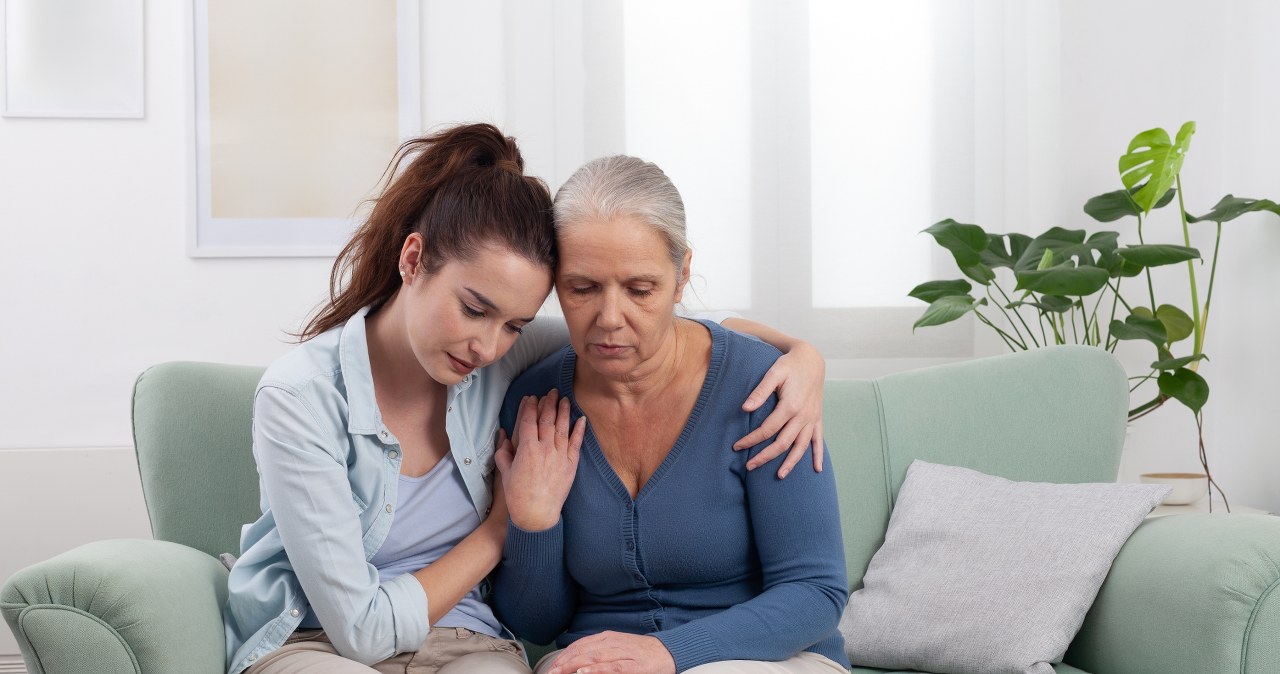 Relacja, wsparcie, obecność. Bliskość drugiego człowieka często daje siłę, gdy mierzymy się z tematem przemijania /123RF/PICSEL