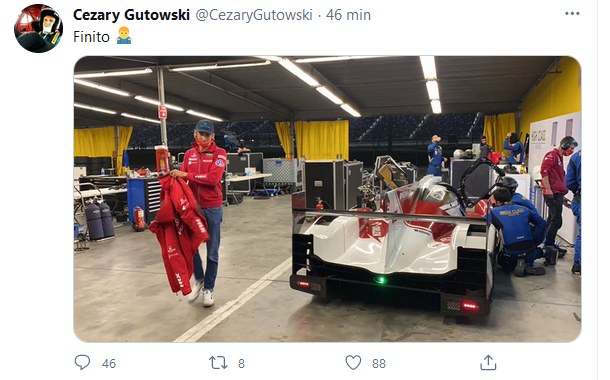 Relację na żywo z garażu  High Class Racing prowadził Cezary Gutowski. To on pierwszy poinformował o wycofaniu się zespołu z wyścigu. /Informacja prasowa