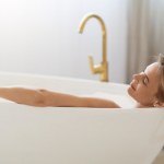 sól epsom właściwości Relaksujące, oczyszczające i kojące skórę. Wypróbuj najzdrowsze dodatki do kąpieli