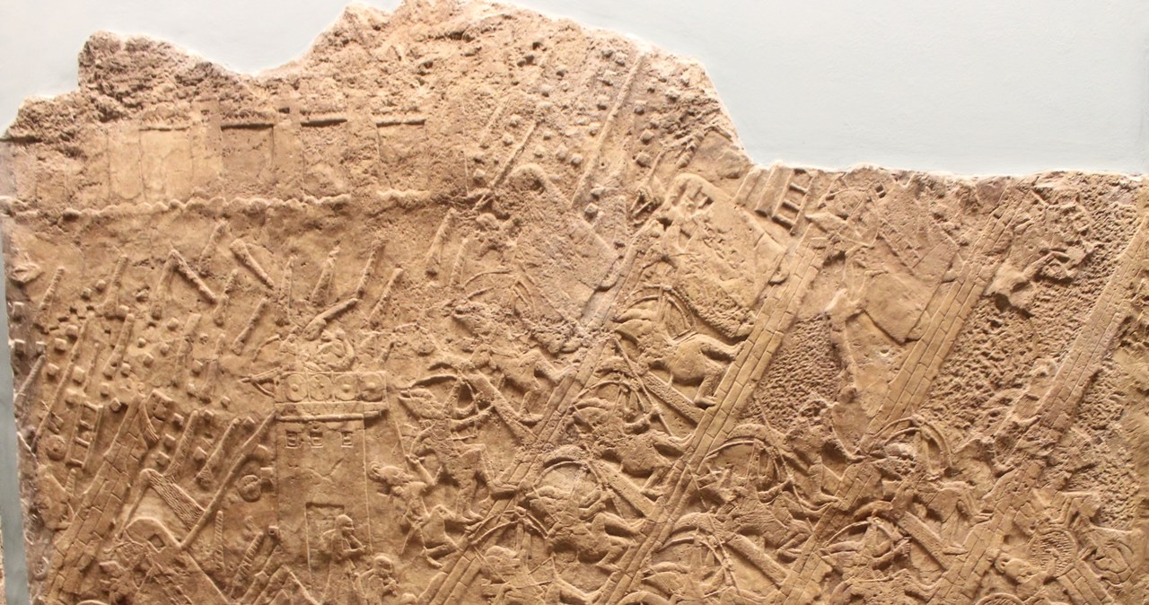 Relief z Pałacu Południowo-zachodniego w Niniwie przedstawiający asyryjski atak na miasto Lakisz przy użyciu ramp i machin oblężniczych; zbiory Muzeum Brytyjskiego w Londynie /Zunkir/CC BY-SA 4.0 (https://creativecommons.org/licenses/by-sa/4.0/deed.pl) /Wikimedia