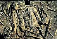 Relief z podstawy kolumny Trajana, broń Rzymian i Daków /Encyklopedia Internautica
