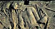 Relief z podstawy kolumny Trajana, broń Rzymian i Daków /Encyklopedia Internautica