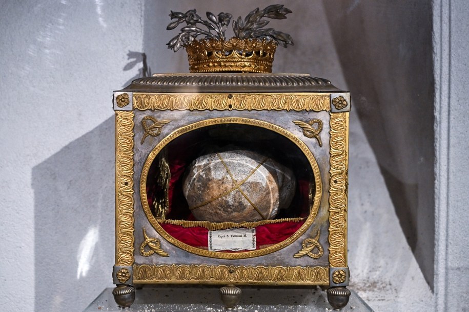 Relikwiarz z czaszką rzymskiego męczennika i patrona zakochanych św. Walentego w podziemiach bazyliki archikatedralnej w Przemyślu /Darek Delmanowicz /PAP