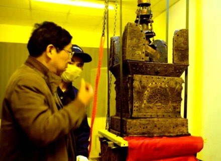 Relikwiarz z szczątkami Buddy z Nanjing i badający go naukowcy /MWMedia