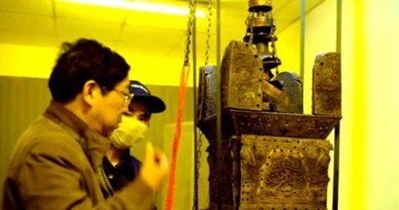 Relikwiarz z szczątkami Buddy z Nanjing i badający go naukowcy /MWMedia