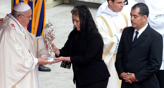 Relikwie papieża Polaka niosła Kostarykanka uzdrowiona przez Jana Pawła II /CLAUDIO PERI /PAP/EPA