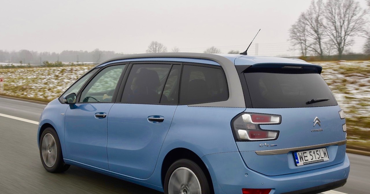 Relingi dachowe, które przy okazji stanowią bardzo charakterystyczny element stylizacji Grand C4 Picasso, są seryjne. W wersji Exclusive tylne szyby zostały przyciemnione. /Motor