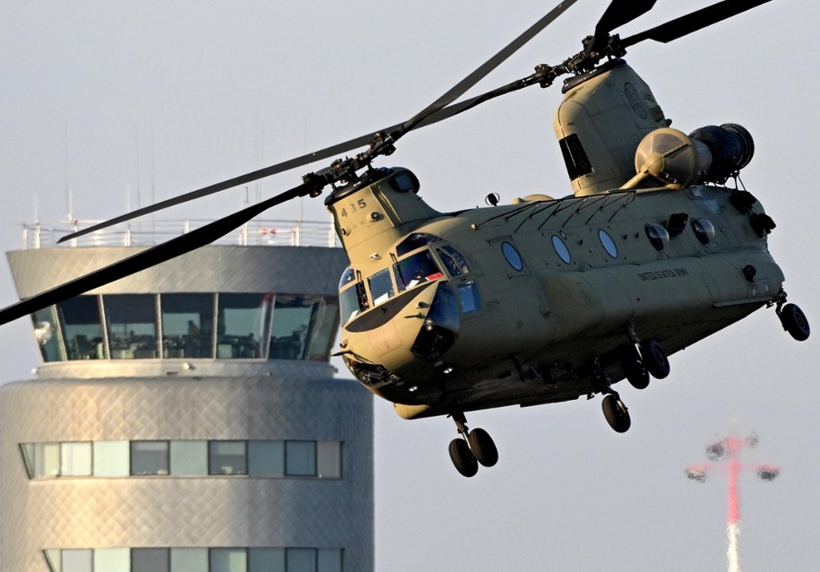 Relokacja amerykańskiego personelu i sprzętu wojskowego z lotniska w Jasionce. Na zdjęciu z lutego 2022 roku Śmigłowiec armii Stanów Zjednoczonych CH-47 Chinook /Darek Delmanowicz /PAP