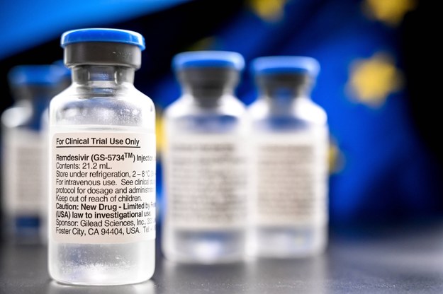 Remdesivir to lek wynaleziony z myślą o leczeniu gorączki krwotocznej wywołanej przez wirus Ebola. Wiosną został on dopuszczony w trybie nadzwyczajnym przez Europejską Agencję Leków do stosowania w leczeniu Covid-19, bo okazał się skuteczny /Sascha Steinbach /PAP/EPA