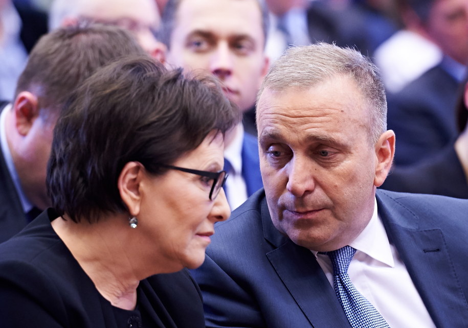 remier Ewa Kopacz (L) oraz minister spraw zagranicznych Grzegorz Schetyna (P), /Adam Warżawa /PAP