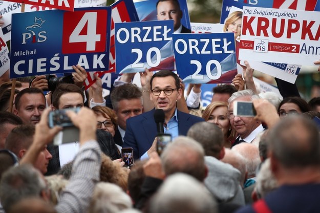 remier Mateusz Morawiecki (C) podczas spotkania z mieszkańcami Buska-Zdroju //Łukasz Gągulski /PAP