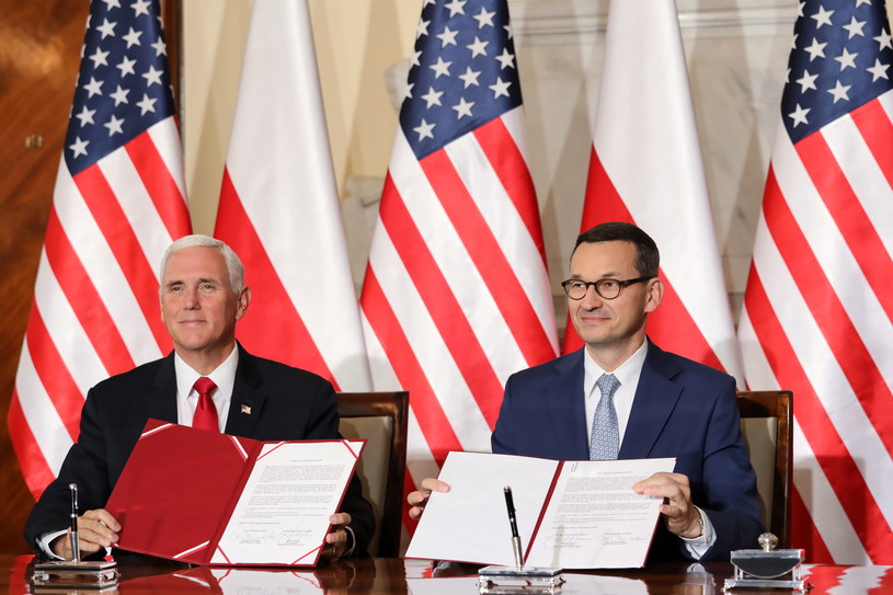 remiert RP Mateusz Morawiecki (P) oraz wiceprezydent USA Mike Pence (L) podczas podpisania deklaracji w sprawie bezpieczeństwa sieci 5G / 	Tomasz Gzell    /PAP