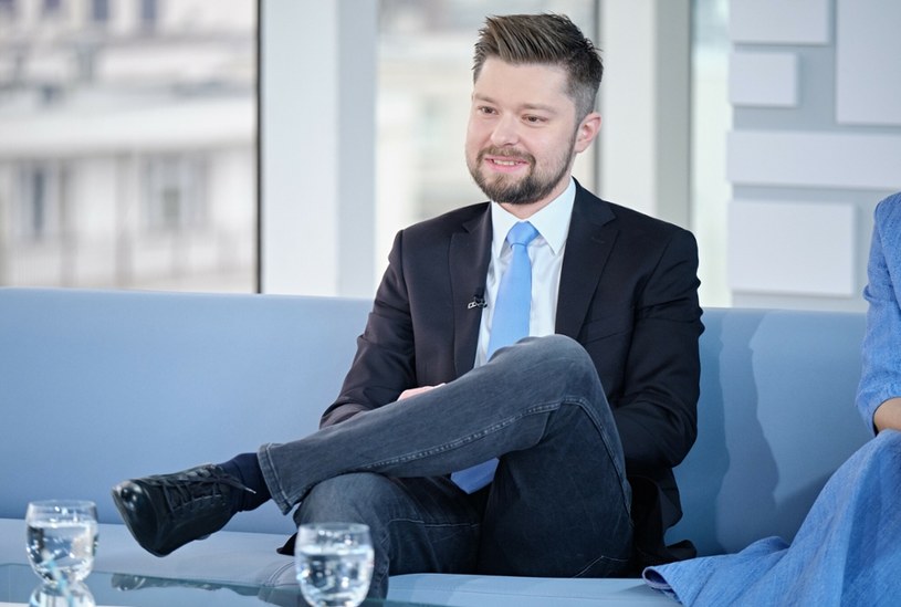 Remigiusz Mróz to jeden z najczęściej czytanych autorów w Polsce. Pisarz był gościem nowego odcinka "Zdanowicz. Pomiędzy wersami" /Bartosz Krupa /East News