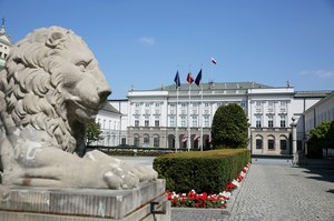 Remont lwów przed Pałacem Prezydenckim. "Kolejny królewski wydatek"