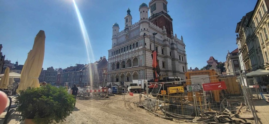 Remontowana płyta Starego Rynku w Poznaniu. Widok na zabytkowy ratusz /Beniamin Piłat /RMF FM - reporter