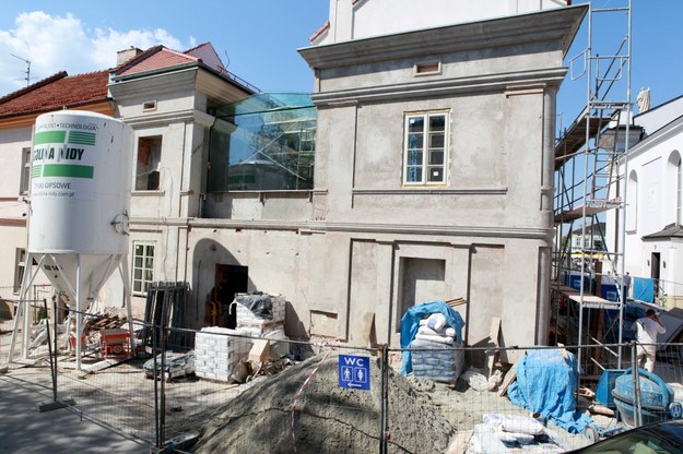 Remontowane Muzeum Domu Rodzinnego Ojca Świętego Jana Pawła II w Wadowicach (maj 2012) /Stanisław Rozpędzik /PAP