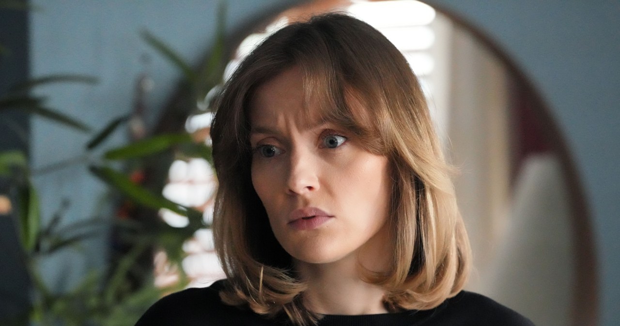Renata (Anna Mrozowska) nie będzie chciała przyjąć pomocy /Źródło: AIM
