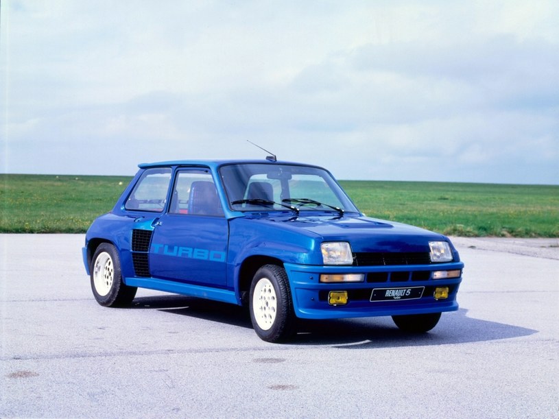 Renault 5 Turbo - pierwsze tak małe auto z centralnym silnikiem turbo. 1.4 - 160 KM. /Renault