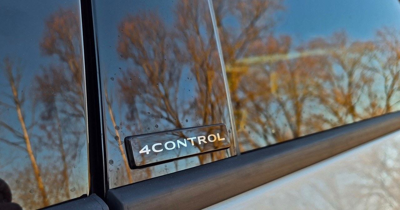 Renault Austral ze skrętną tylną osią ma oznaczenie na słupku B, podkreślające, że zamówiliśmy system 4Control /Michał Domański /INTERIA.PL