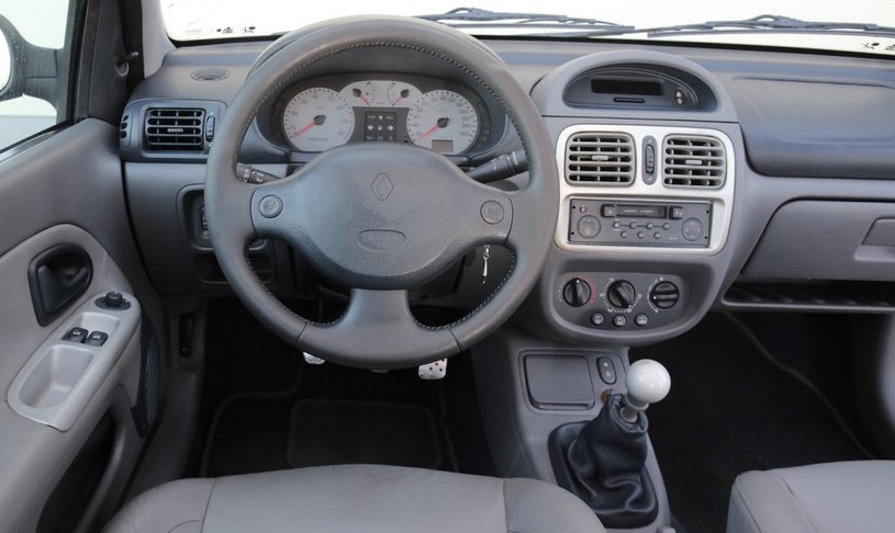 RENAULT CLIO SPORT II Zadziwiająco mało zmian w stosunku do standardowego Clio. Zabrakło choćby bardziej sportowej kierownicy. Skórzane obicie szybko się wyciera, zwłaszcza pod kciukami. /Motor