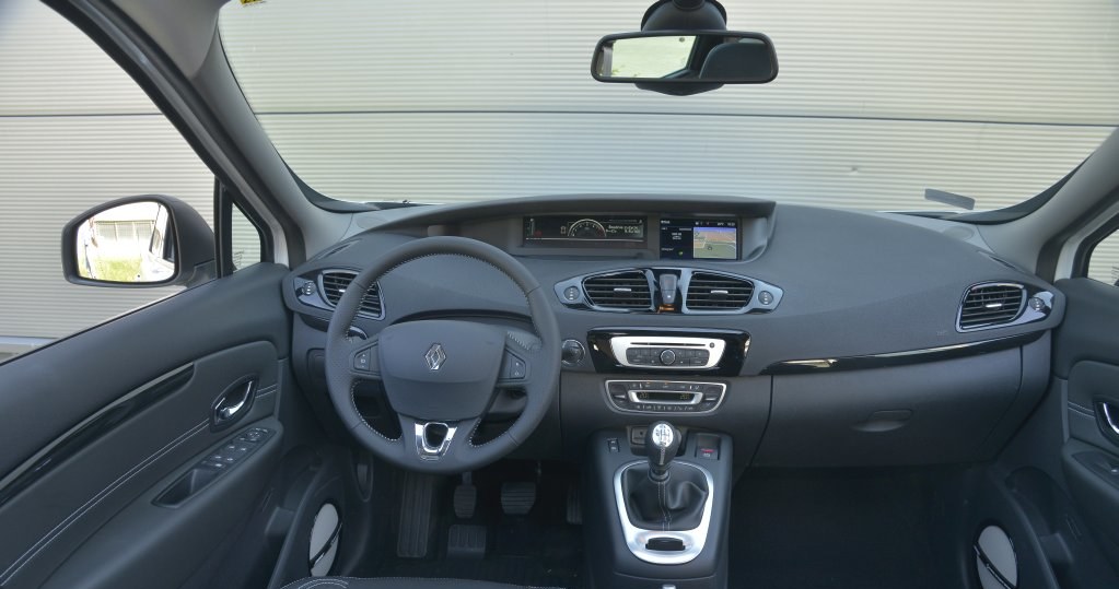 Renault Grand Scenic 1.6 dCi 130 Bose: jedyną ciekawostką są tu centralne wskaźniki. Wygodnie umieszczona dźwignia zmiany biegów. Wejścia AUX i USB są na widoku. /Motor