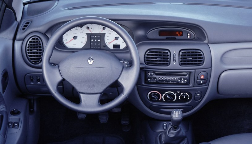Renault Megane I wersja "wypas", czyli klimatyzacja manualna, radio z CD i "elektryka" szyb oraz lusterek /Informacja prasowa