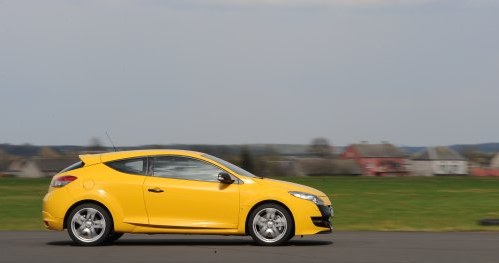 Renault Megane RS ma aluminiowe zawieszenie przednie, dwulitrowy, turbodoładowany silnik o mocy 250 KM i momencie 340 Nm. W Polskich ogłoszeniach nie znaleźliśmy ani jednego egzemplarza. W Niemczech ceny od 60 tys. zł. Limitowana wersja Trophy jest jeszcze mocniejsza – ma 265 KM i 360 Nm. /Motor