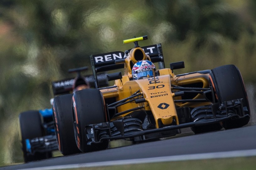 Renault Sport F1 nie ma jeszcze zakotraktowanych kierowców. Czy Robert Kubica ma szansę? /AFP