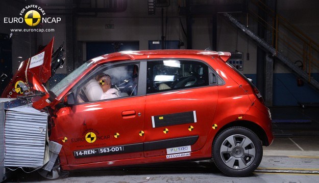 Renault Twingo dobrze chroni dorosłych pasażerów oraz przewożone w fotelikach dzieci nawet podczas uderzenia bocznego. /Euro NCAP