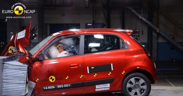 Renault Twingo dobrze chroni dorosłych pasażerów oraz przewożone w fotelikach dzieci nawet podczas uderzenia bocznego. /Euro NCAP