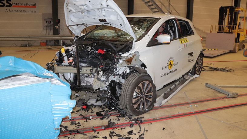 Renault Zoe  - 0 gwiazdek w teście Euro NCAP. Tutaj auto po zderzeniu czołowym /Informacja prasowa