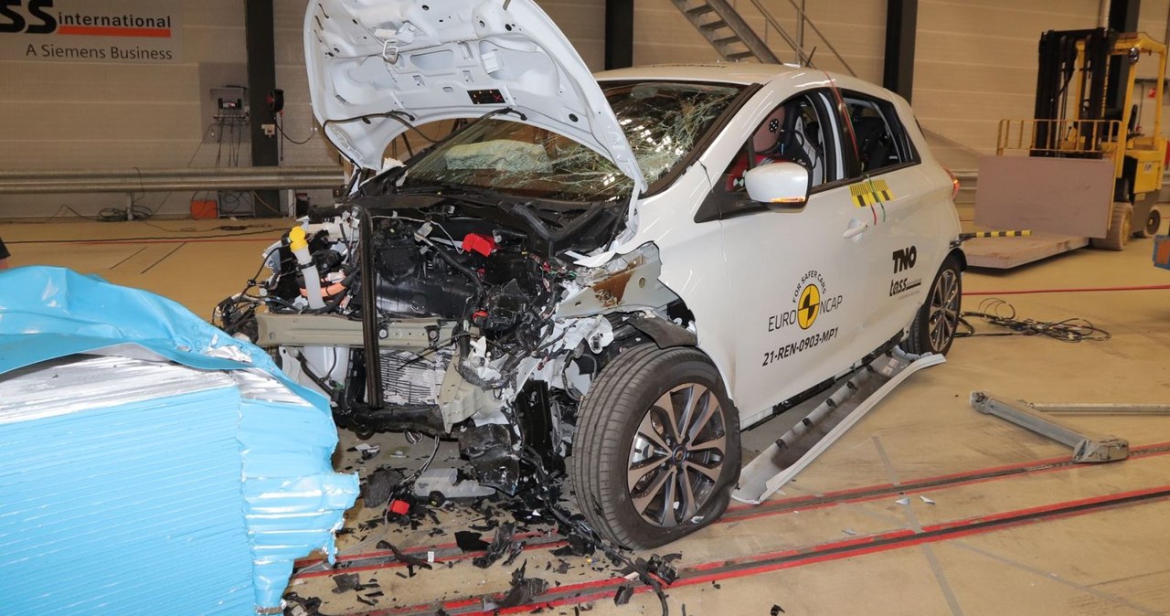 Renault Zoe  - 0 gwiazdek w teście Euro NCAP. Tutaj auto po zderzeniu czołowym /Informacja prasowa