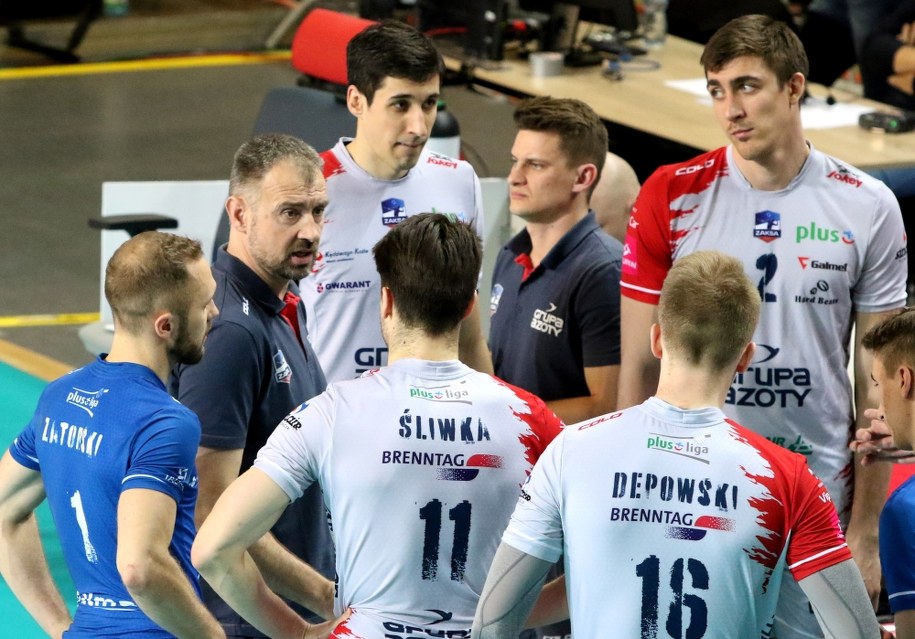 rener drużyny Grupa Azoty ZAKSA Kędzierzyn-Koźle Nikola Grbić (2L) podczas meczu Ekstraklasy siatkarzy z zespołem VERVA Warszawa Orlen Paliwa, w hali "Azoty" /Krzysztof Świderski /PAP