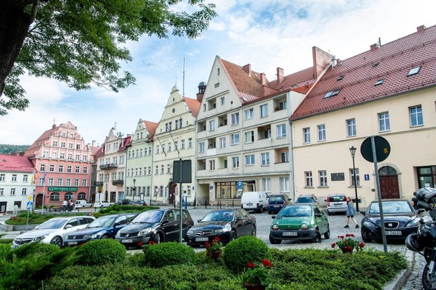 Renesansowy rynek z kamieniczkami w Dusznikach-Zdroju /Tytus Żmijewski /PAP