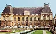 Rennes, fasada pałacu sprawiedliwości, dawnej siedziby parlamentu Bretanii /Encyklopedia Internautica
