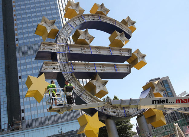Renowacja znaku euro sprzed siedziby frankfurckiego Europejskiego Banku Centralnego fot. Daniel Roland /AFP