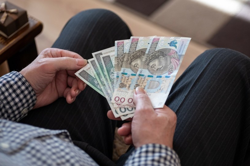 Renta rodzinna to specjalne świadczenie, które przysługuje po śmierci najbliżej osoby, która dodatkowo zapewniała utrzymanie dzieciom czy też małżonkowi lub rodzicom. /ARKADIUSZ ZIOLEK/East News /East News