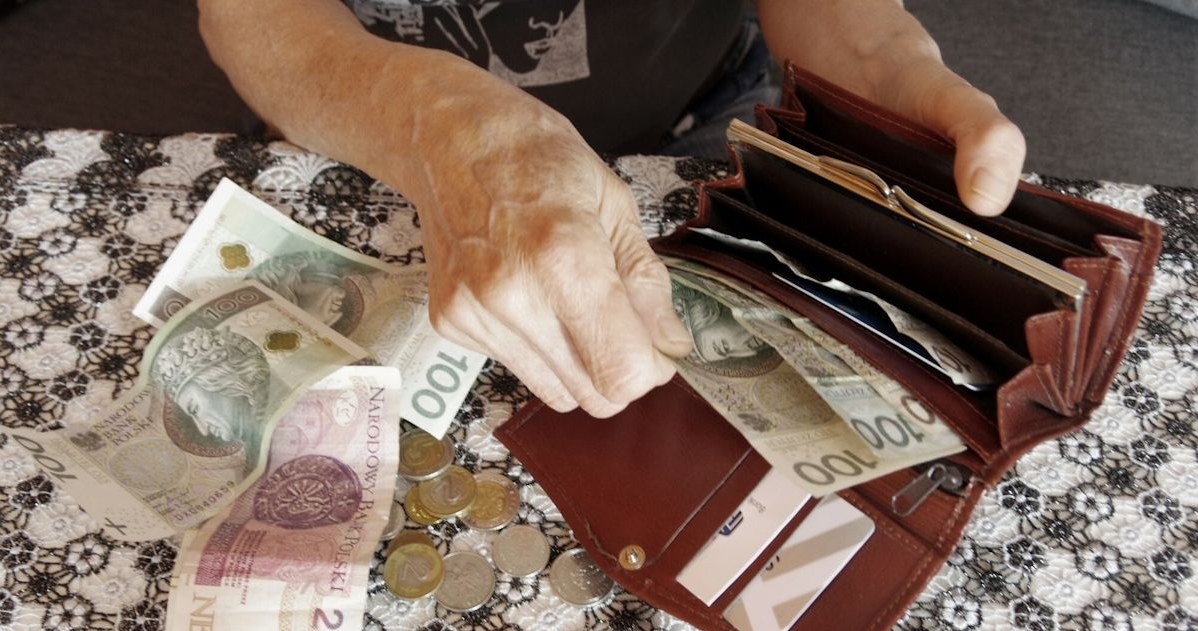 Renta wdowia to więcej pieniędzy dla seniora niż renta rodzinna. /Marek BAZAK/East News /East News