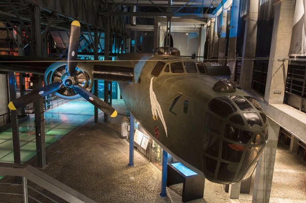 Replika bombowca Liberator w Muzeum Powstania Warszawskiego /Shutterstock
