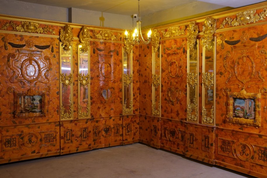 Replika bursztynowej komnaty udostępniona dla zwiedzających  przez Muzeum II Wojny Światowej w Mamerkach /Tomasz Waszczuk /PAP