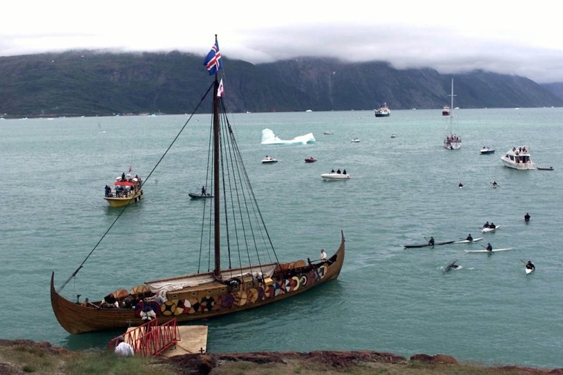 Replika łodzi wikingów u wybrzeży Grenlandii /AFP