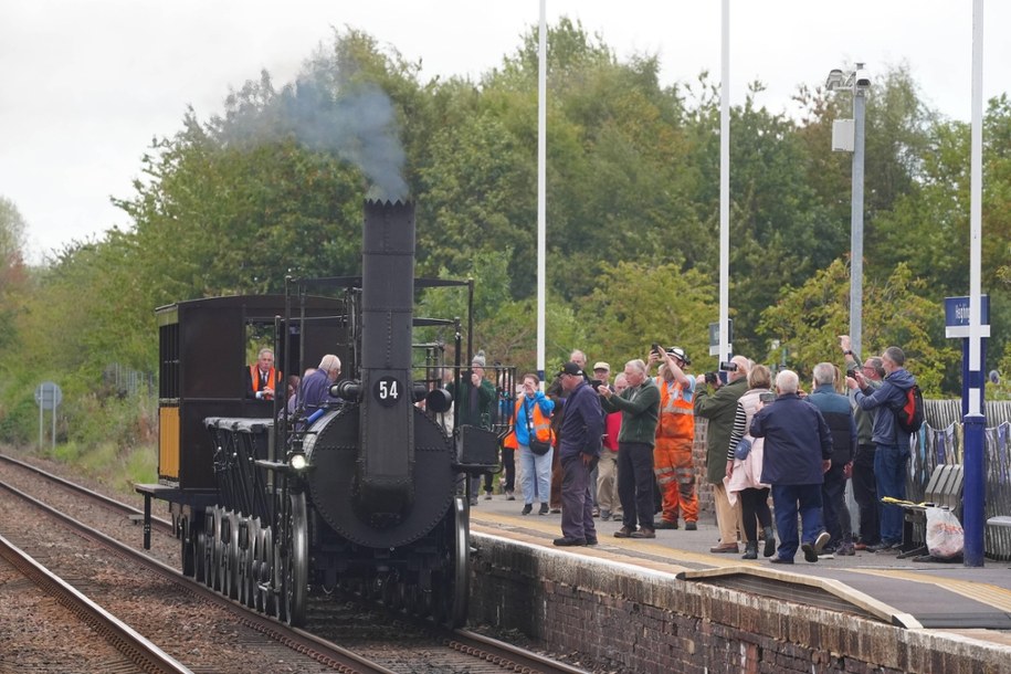 Replika lokomotywy nr 1 na stacji Heighington. Pierwsza oficjalna podróż od 200 lat z Muzeum Lokomocji w Shildon do Darlington, w ramach obchodów 200. rocznicy brytyjskich przewozów pasażerskich. 26.09.2025 r. /Owen Humphreys /PAP/PA